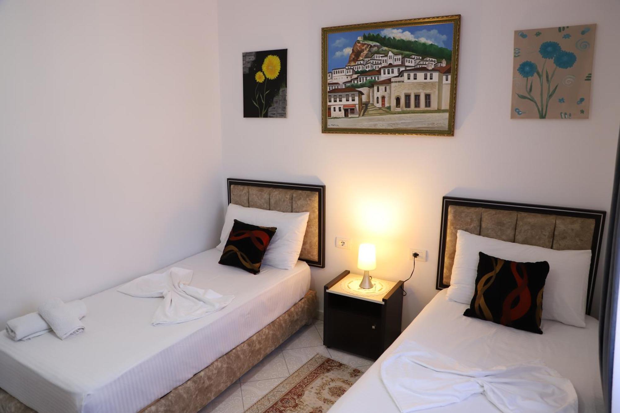 Guest House Marjo Berat Exterior photo